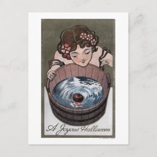 Frau, die nach Holzfass schaut Postkarte