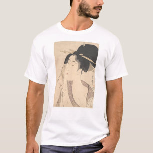 Frau, die nach ihrem Bad sich entspannt T-Shirt