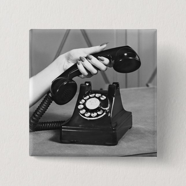 Frau, die oben das Telefon nah von der Hand Button (Vorderseite)