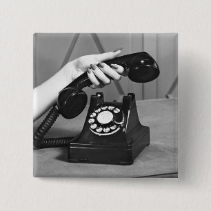 Frau, die oben das Telefon nah von der Hand Button