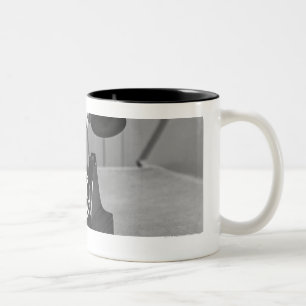 Frau, die oben das Telefon nah von der Hand Zweifarbige Tasse