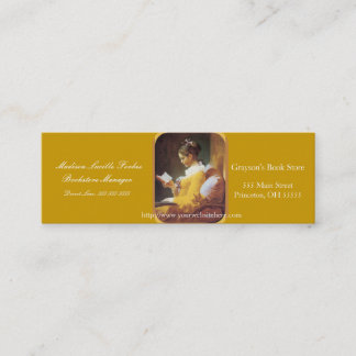 Frau, die regelmäßige Visitenkarte liest