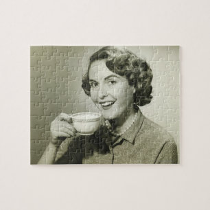 Frau, die Schalen hält