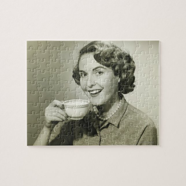 Frau, die Schalen hält (Horizontal)