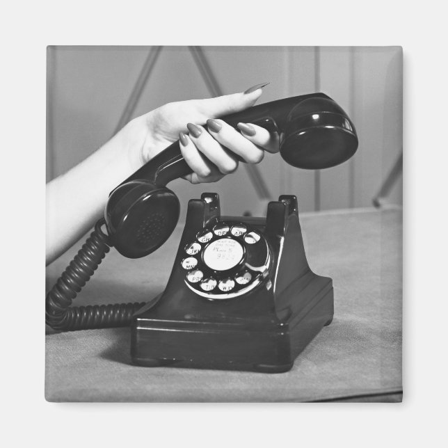 Frau, die sich das Handy nah abholt Magnet (Vorne)