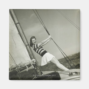 Frau, die Takelung auf Yacht hält Magnet