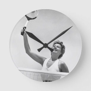 Frau, die Tennis 2 spielt Runde Wanduhr
