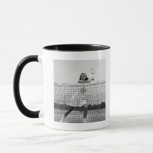 Frau, die Tennis spielt Tasse