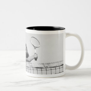 Frau, die Tennis spielt Zweifarbige Tasse
