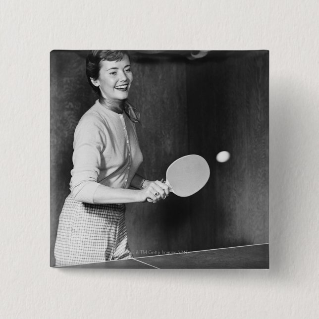 Frau, die Tischtennis spielt Button (Vorderseite)