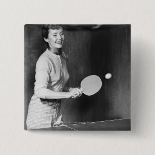 Frau, die Tischtennis spielt Button