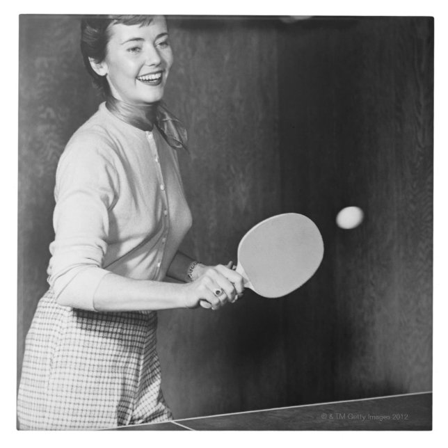 Frau, die Tischtennis spielt Fliese (Vorderseite)