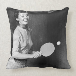 Frau, die Tischtennis spielt Kissen