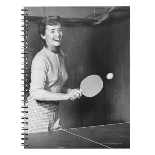 Frau, die Tischtennis spielt Notizblock