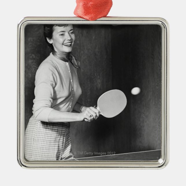 Frau, die Tischtennis spielt Ornament Aus Metall (Vorne)