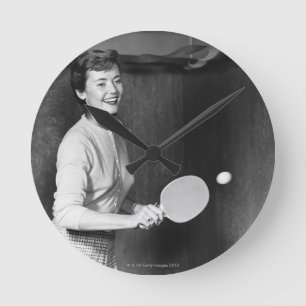 Frau, die Tischtennis spielt Runde Wanduhr