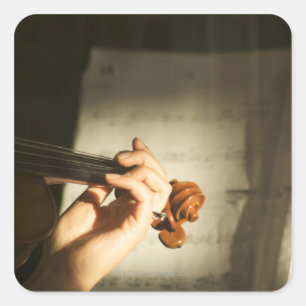 Frau, die Violine spielt Quadratischer Aufkleber