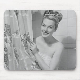 Frau eingewickelt mousepad