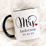 Frau Elegant Script Heart Custom Wedding Monogram Tasse<br><div class="desc">Personalisierte Kaffeebecher für den neu verheirateten Mr. und Mrs. sind mit elegantem schwarzen Drehbuch und eigenem Familiennamen und dem Hochzeitstermino-Monogramm-Text versehen,  der personalisiert werden kann. Das Design umfasst ein niedliches,  rotes Herzstück. Macht ein tolles Hochzeitsgeschenk! Laden Sie unser Geschäft für die koordinierende Tasse-Gestaltung ein.</div>