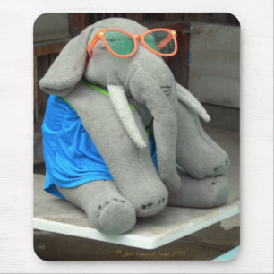 Frau Ella geht ins Schwimmbad Mousepad