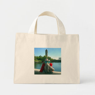 Frau Ella im Park Mini Tote Bag Stoffbeutel