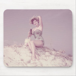 Frau entspannt sich am Strand Mousepad
