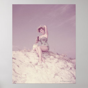 Frau entspannt sich am Strand Poster