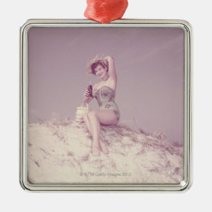 Frau entspannt sich am Strand Silbernes Ornament