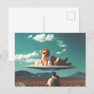 Frau entspannt sich auf einem UFO in der Wüste Postkarte