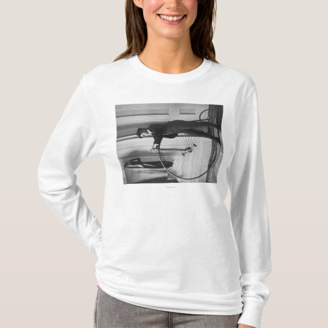 Frau gekleidet als Mann mit Fahrrad-Fotografie T-Shirt (Vorderseite)