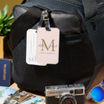 Frau Gold Monogram, frisch verheiratet, Name Paste Gepäckanhänger<br><div class="desc">Chic, modern und einfach mit Monogramm Gepäckanhänger mit dem Text Mr. und Mrs. in schwarz elegante handgeschriebene Schrift Kalligraphie auf pastellrosa Hintergrund mit Ihrem Monogramm in Imitat Gold. Fügen Sie einfach Ihren verheirateten Namen, Jahr etabliert und Monogramm in stilvoller Typografie hinzu. Perfektes Luxusgeschenk für die Hochzeitsgäste eines frisch verheirateten Paares....</div>