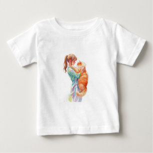 Frau hält flauschige orange Maine Coon Katze Baby T-shirt