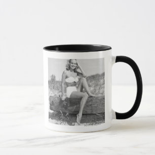 Frau im Bikini Tasse