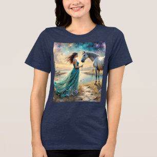 Frau im Gewand und ihr Pferd in der Naturlandschaf Tri-Blend Shirt