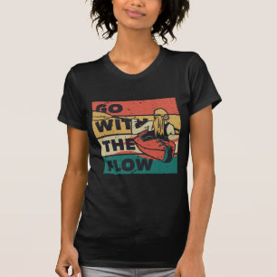 Frau im Kajak folgt dem Fluss Sport T-Shirt