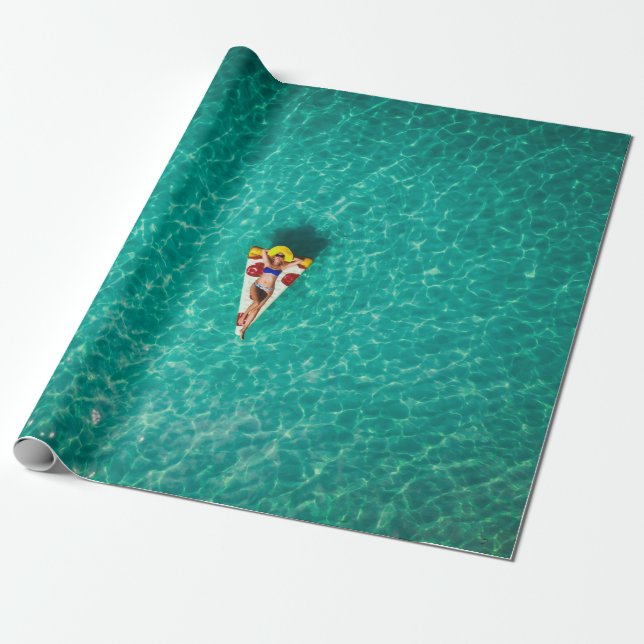 Frau im Pizzafloat Geschenkpapier (Ungerollt)