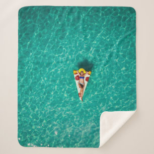 Frau im Pizzafloat Sherpadecke