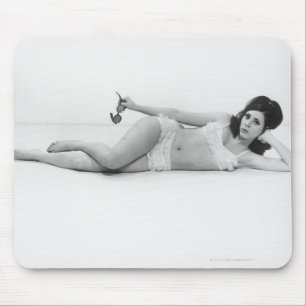 Frau in Badebekleidung Mousepad