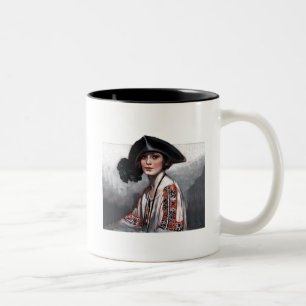 Frau in bestickter Bluse Zweifarbige Tasse