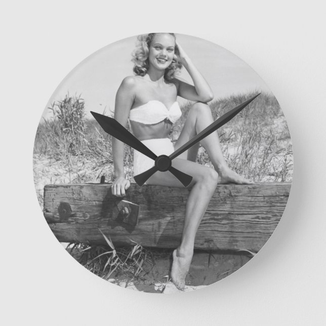Frau in Bikini Runde Wanduhr (Vorderseite)