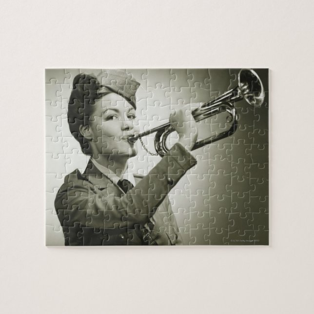 Frau in der Soldat-Uniform (Horizontal)