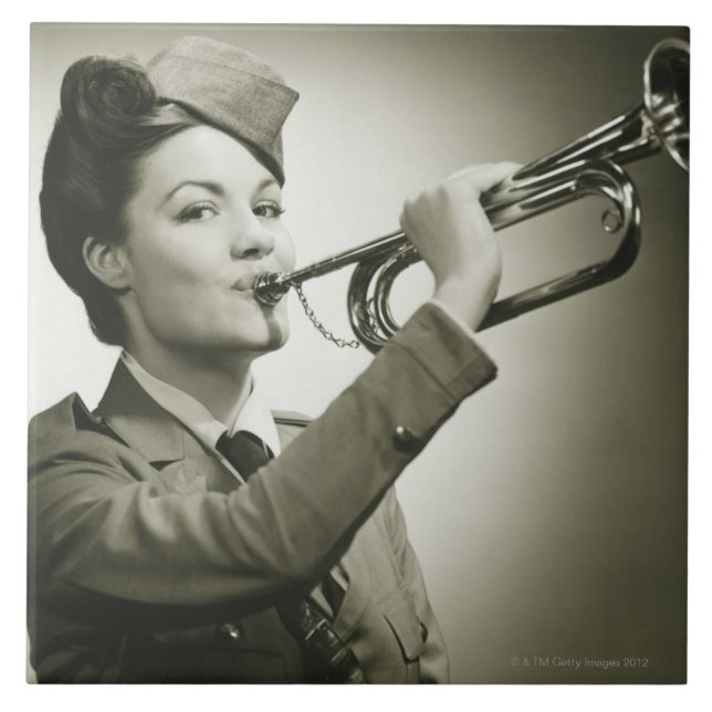 Frau in der Soldat-Uniform Fliese (Vorderseite)