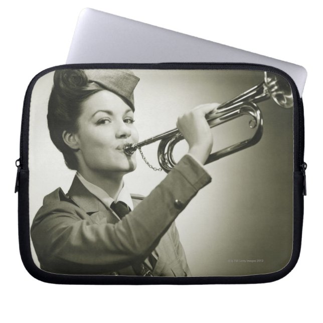Frau in der Soldat-Uniform Laptopschutzhülle (Vorderseite)