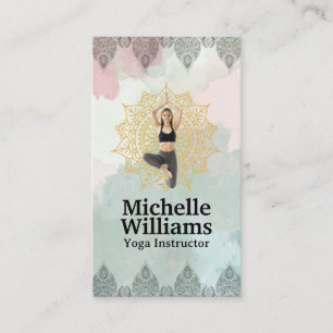 Frau in der Yoga-Pose Mandala und Paisley Patter Visitenkarte