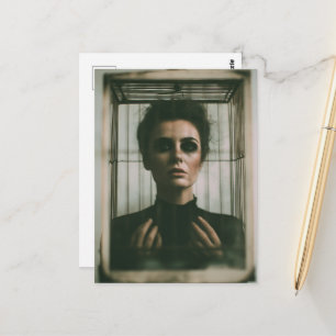 Frau in einem Käfig befreit sich Surrealistische K Postkarte
