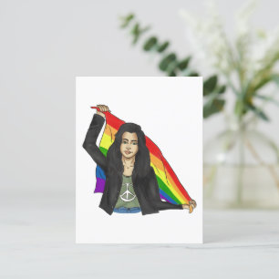 Frau in einem T - Shirt mit einer LGBTQ-Fahne mit Postkarte