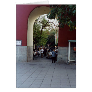 Frau in einem Torbogen