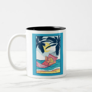 Frau in einer Hängematte am Strand Zweifarbige Tasse