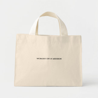 Frau in einer Mission winziger Tasche