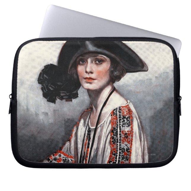 Frau in gestickter Bluse Laptopschutzhülle (Vorderseite)